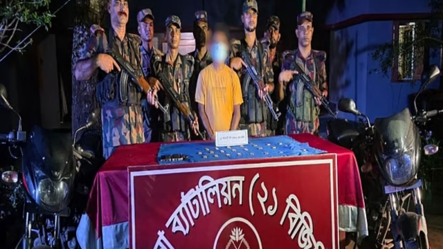 কোমরে বিশেষ কায়দায় লুকানো ৭ কোটি টাকার স্বর্ণ, যুবক গ্রেপ্তার